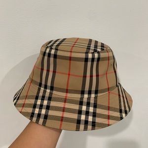 BURBERRY BUCKET HAT